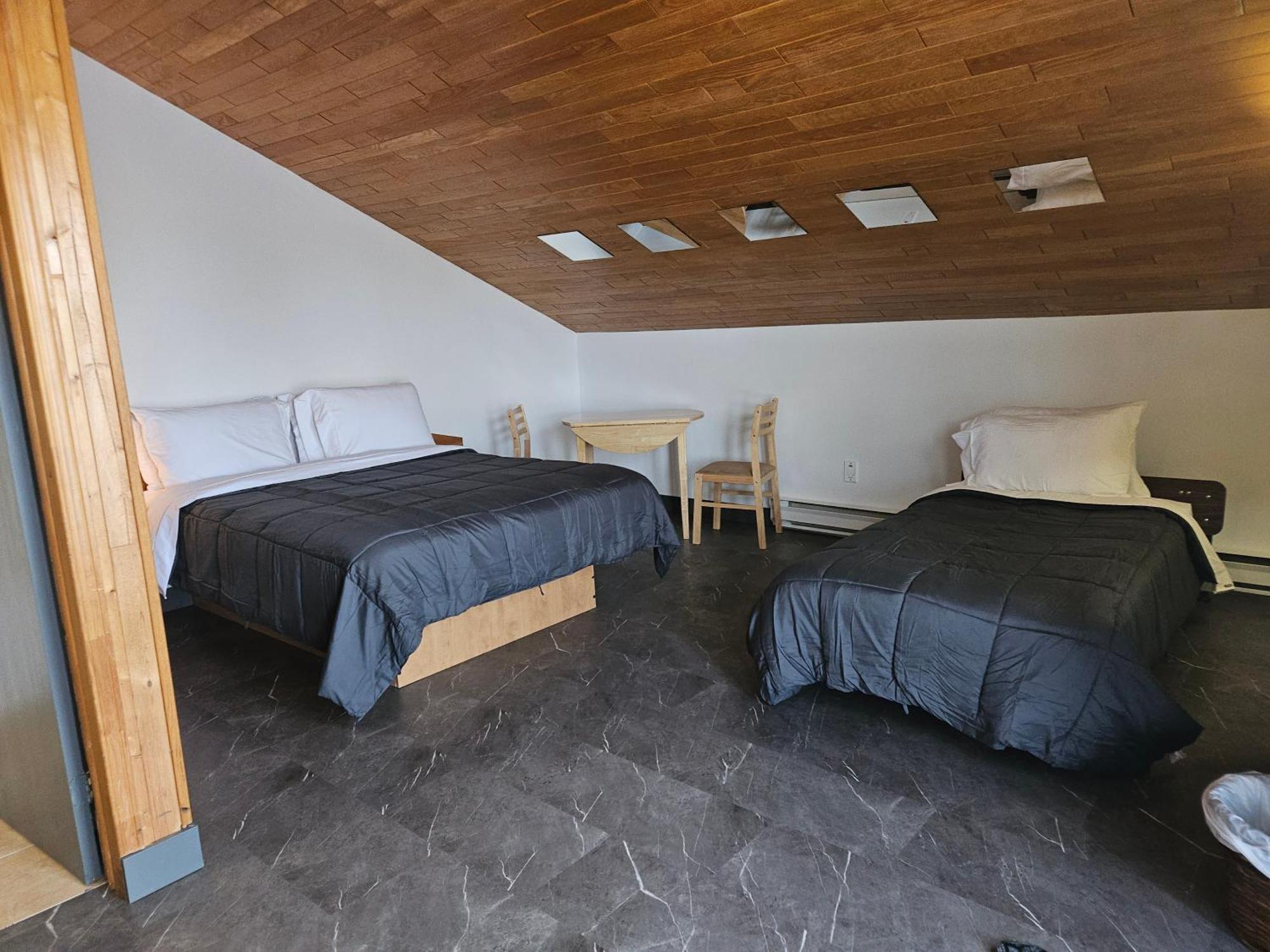 Hotel Auberge St-Felicien Сен-Фелисьен Экстерьер фото